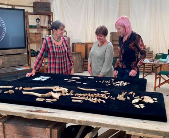 Prof Alice Roberts with Jacqueline Mckinley and Ceri Boston from Wessex Archaeology with human remains from the Anglo-Saxon cemetery, Lincolnshire.	Source: © Wessex Archaeology