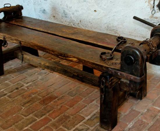 Medieval torture device, the rack. Source: Bildergarage / Adobe Stock.