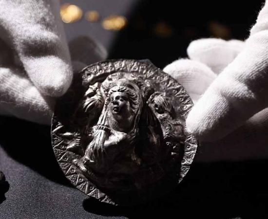 A silver medallion was discovered in the grave of an Aphrodite priestess, showing the goddess and signs of the zodiac, minus Aquarius and Libra. Source: Vitaly Timkiv/Oleg Deripaska's Volnoe Delo