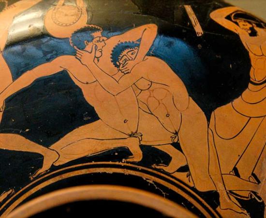 Arrichion of Phigalia was actually dead when he was declared the winner of the 564 BC Olympics after a pankration battle. The pankration scene on this kylix depicts a pankratists trying to gouge out his opponent’s eye. Source: Public domain