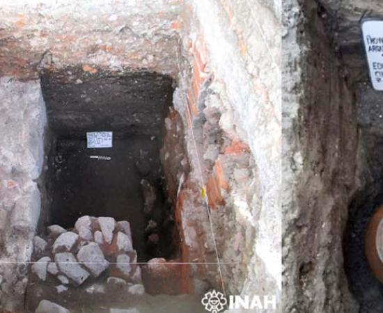 Excavated walls of the Aztec house, and one of the funerary vessels.	Source: INAH
