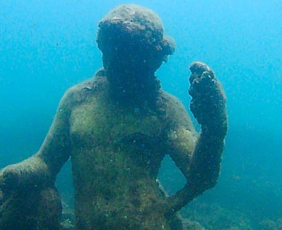 Submerged remains of Emperor Claudius' nymphaeum. Underwater Archaeological Park of Baiae (Ruthven / CC 1.0)