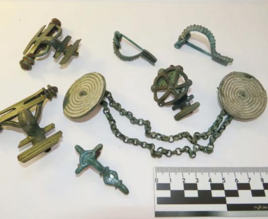 Fibulas dating to the 4th – 7th centuries AD from the Russian Putilovo-2 cemetery, where countless Baltic amber elite graves were found.		Source: Konstantin N. Skvortsov / Institute of Archeology of the Russian Academy of Sciences