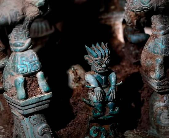 Artifact found inside an ancient tomb. Source: YouTube Screenshot / Crazy Histories.