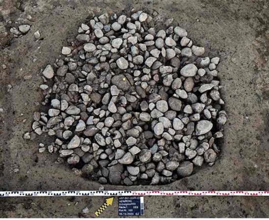 A pit filled with heat stones from the rescue excavation in Heimberg. Source: Archaeological Service of the Canton of Bern / Guy Jaquenod