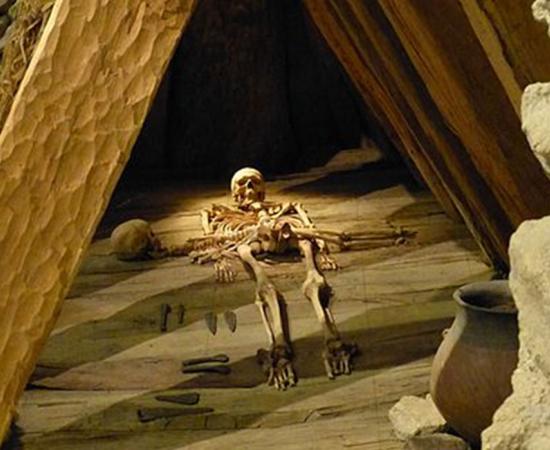 Weimar (Thuringia). Museum for Prehistory in Thuringia: Reconstruction of the Unetice culture’s Bronze Age prince's grave in Leubingen.