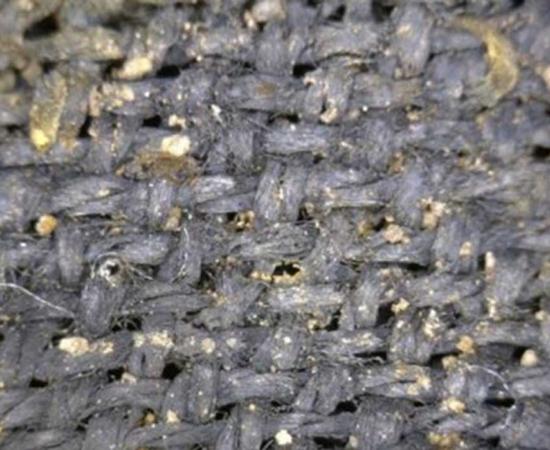 A micrograph of the spliced textile from Over barrow, Cambridgeshire. Credit: M. Gleba, S. Harris, with permission of Cambridge Archaeological Unit