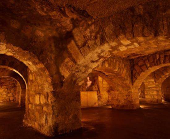 The haunting beauty of the deep labyrinth of Buda Castle. Source: CC BY-SA 3.0 