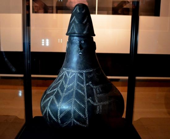 Peeking Behind the Veil: Unique and Decorative Burial Urns with Faces in the Pomeranian Culture 