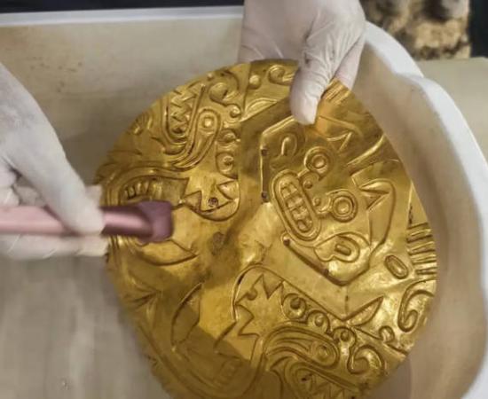 Gold artifacts and the remains of the principal individual in Tomb 3 at El Caño 