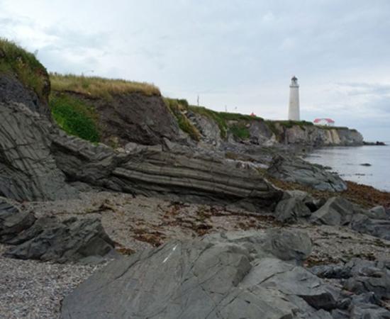 The coast of the 1847 Carricks shipwreck at Cap-Des-Rosiers beach in Quebec. Source: Amqui / CC BY-SA 2.0.