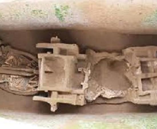 The chariot with horse skeletons at left in the grave (Photo by Chinese Archaeology)