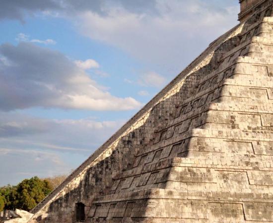 Chichén Itzá’s shadow revealed during the spring equinox on Kukulcán. 