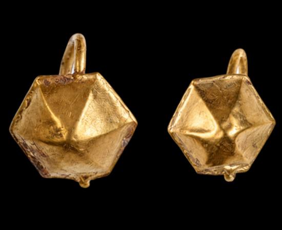 Gold earrings from the 1,750-year-old child’s grave at Stara Zagora.