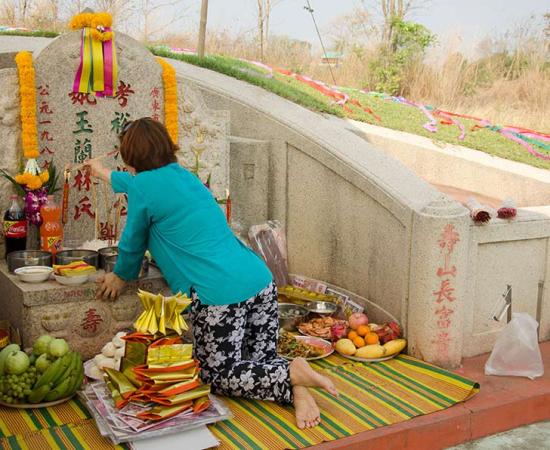 Sacrifice and care on Chinese Tomb Sweeping Day. Source: tuayai / Adobe Stock