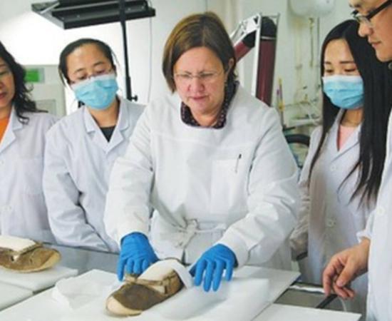 A Chinese archeological research institute working with the help of German experts will restore a pair of 1,400-year-old leather shoes from the Astana Tombs.