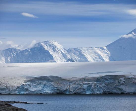Coast of Antarctica with centuries-old thicknesses off glaciers (sichkarenko_com / Adobe Stock)