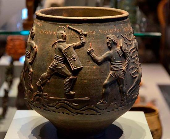 Two gladiators bear-baiting also depicted on the Colchester vase. (Carole Raddato / CC BY-SA 2.0)