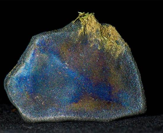 This tiny, brilliant Aguas Zarcas Costa Rican meteorite fragment may contain amino acids, along with stardust that predates the sun. Source: Laurence Garvie / Center for Meteorite Studies, Arizona State University