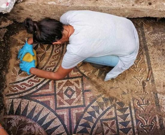 The amazing Roman mosaic unearthed beneath the streets of Stari Grad on the Croatian island of Hvar.		Source: Slobadna Dalmacıja / Arkeonews