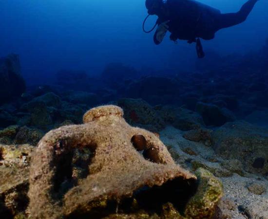 Representational image of a diver discovering ancient clay vessels. Source: underocean / Adobe Stock.