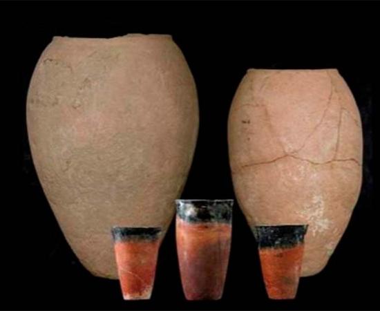 The complete large straw-tempered Egyptian beer jars from Hierakonpolis in the background. Source:  Journal of Anthropological Archaeology