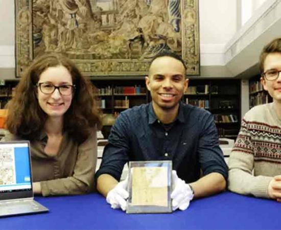 The project team at the start of work at the end of 2018 in the University Library's manuscript collection with (from left) Markéta Preininger, Korshi Dosoo and Edward O. D. Love. Source: Gunnar Bartsch / Universität Würzburg