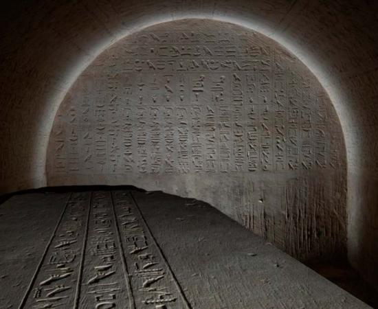 The southern wall of the burial chamber and the lid of Džehutiemhat's sarcophagus. Photo: Petr Košárek, © Czech Institute of Egyptology FF UK