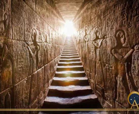 Representation of an ancient Egyptian temple passage lit by an exceptional light. Source: Konstantin / Adobe Stock
