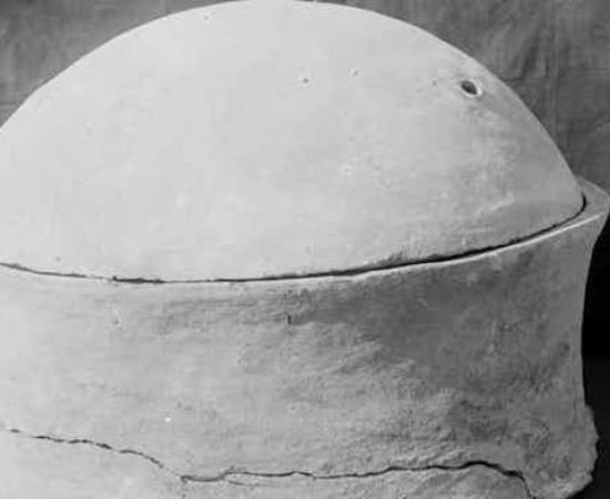 Pottery vessel in which the Nuwayrat individual was discovered