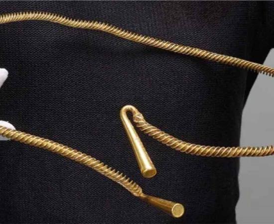 Gold torc stolen from Ely Museum, Cambridgeshire, UK.     Source: © Trustees of the British Museum