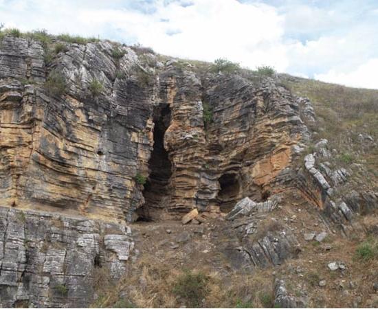 Top image: Entrance to Cloggs Cave. 	Source: David, B et al/Nature