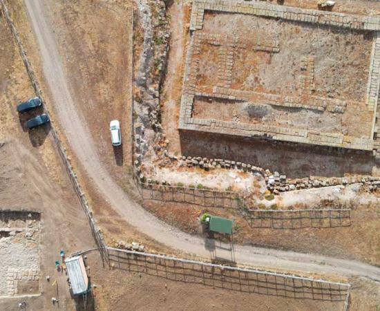 The view from above shows the position of the newly discovered temple next to the Tempio Grande. Source: Mariachiara Franceschini / Vulci Cityscape
