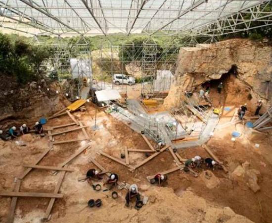 Excavation work at the Ghost Cave site.	Source: Maria D. Guillén / IPHES-CERCA