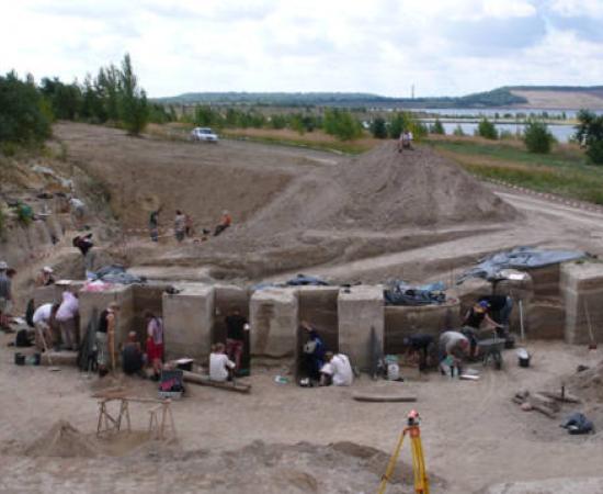 Investigators excavation the Neumark-Nord 2/2B site.