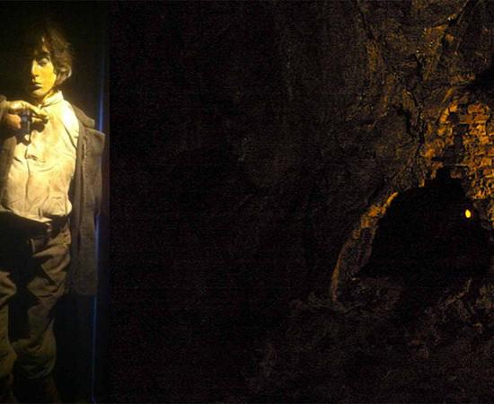 Replica of Fet Mats Israelsson, Falu Grava Visitors Center, Falun, Sweden. (Tidsspegeln) Inside Falun copper mine. (bluecoomassie/CC BY-NC-ND 2.0)