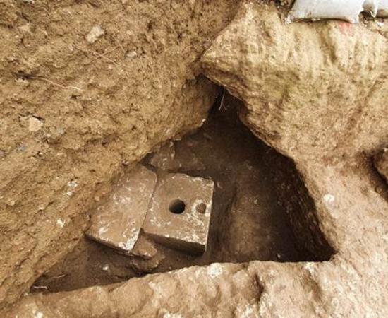 A rare First Temple Period toilet in Jerusalem dating back more than 2,700 years. 	Source: Yoli Schwartz / Israel Antiquities Authority