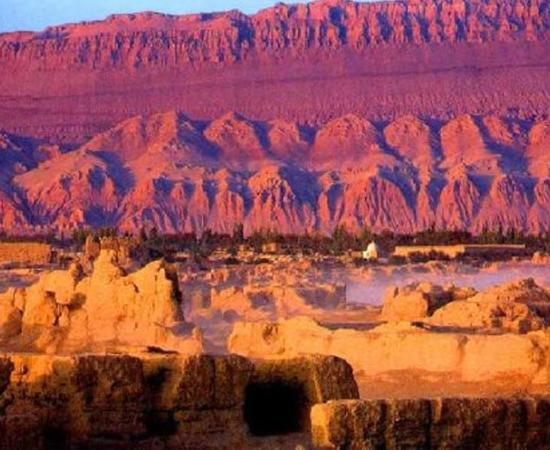 The Flaming Mountains of Turpan, Xinjiang, China. (Dosisdemi.com)