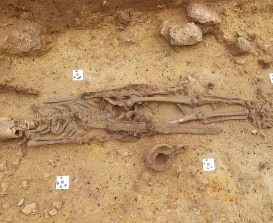 Photo of the Frankish warrior's grave and his weapons.	Source: City of Ingelheim (Christoph Bassler)