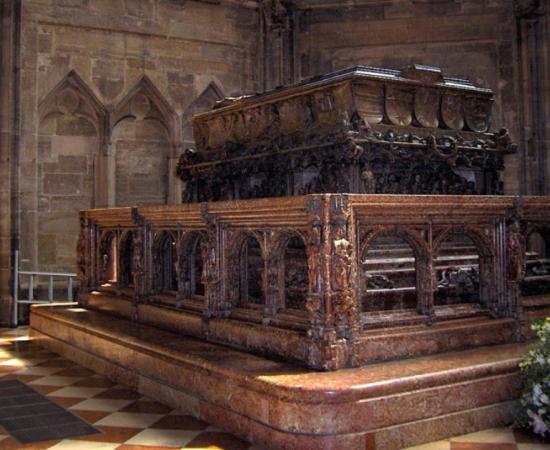 Tomb of emperor Frederick III in St. Stephen's Cathedral in Vienna, Austria. Source: JoJan / CC BY-SA 3.0.