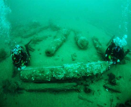 Brothers Julian and Lincoln Barnwell measuring one of the Gloucester’s cannons. Source: Norfolk Historic Shipwrecks