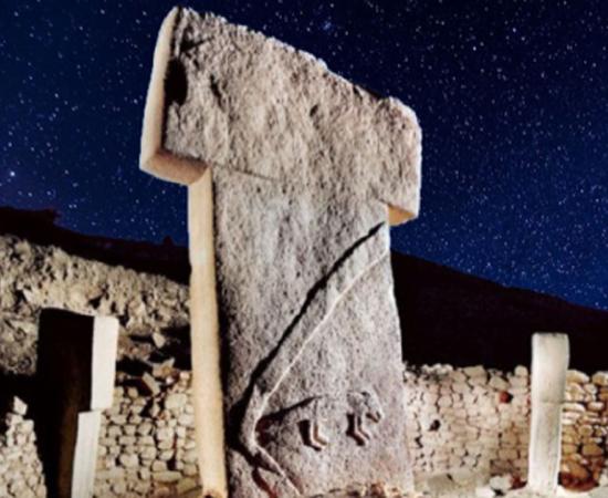 Pillar in Gobekli Tepe (Deriv.) (sebnemsanders) with a starry night sky. (CC0) What can be discerned about the site from Gobekli Tepe archaeoastronomy?