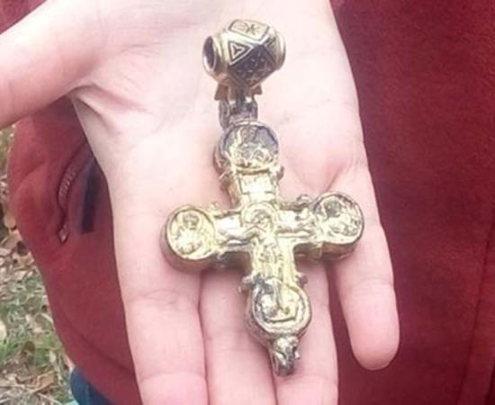 The gold cross found in Bulgaria.