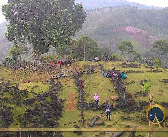 A view of Gunung Padang, fifth terrace (© Beeyan / Wikimedia Commons/ CC BY-SA 3.0)