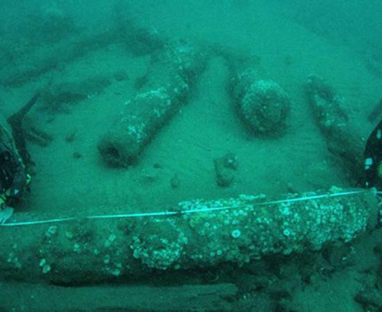 Underwater archaeologists measuring the cannon of the sunken HMS Gloucester. Source: Maritime Archaeology Trust / Norfolk Historic Shipwrecks Ltd.