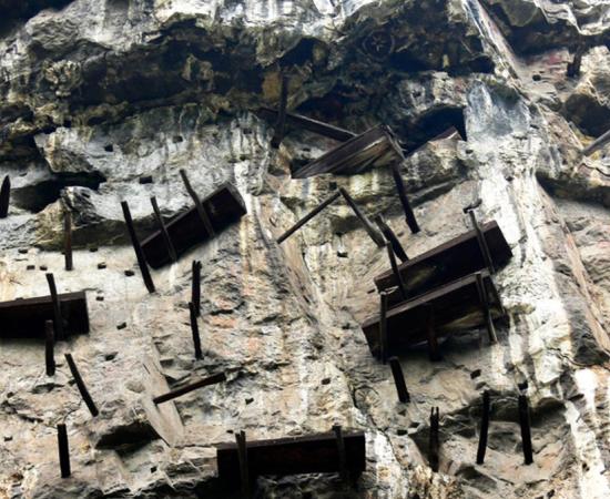 Hanging coffins of the Bo people in China 