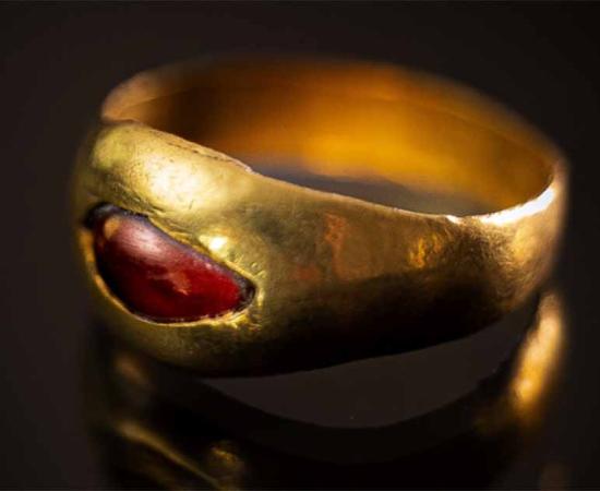 The Hellenistic gold ring found in the Dity of David, Jerusalem.         Source: Israel Antiquities Authority