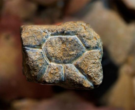 The pocket-sized Ice Age artwork with an eye-like sunburst resembles a simple drawing of a sun. Source: Andrew Thomson, Author provided