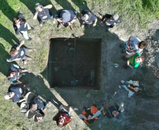 Top image: The research team around the Tagua Tagua 1 Oriente excavation in Chile.  Source: Mauricio Álvarez/Pontificia Universidad Catolica de Chile