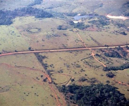  Sá and Seu Chiquinho sites featuring circular, square, and U-shaped earthworks.